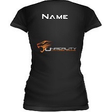 Ein schwarzes, Figur betontes T-Shirt mit Kurzarm und rundhals Ausschnitt in Rückansicht. Unter dem Schulterbereich ist das TU-Logo (Löwenkopf in orange und Schriftzug in weiß) zu sehen.