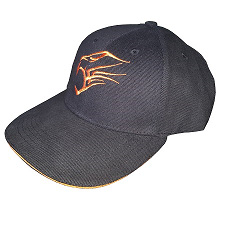 Eine schwarze Baseball Cap von der Seite. Über dem schwarzen Schirm mit orangenem Streifen ist der TU-Löwenkopf in orange eingestickt.