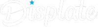 Logo von Displate. Das Wort 'Displate' in geschwungener, schwarzer Schrift mit einem kleinen, blauen Stern als i-Punkt. Der Link führt zur Seite https://displate.com und dort auf den Team-Unreality Shop.